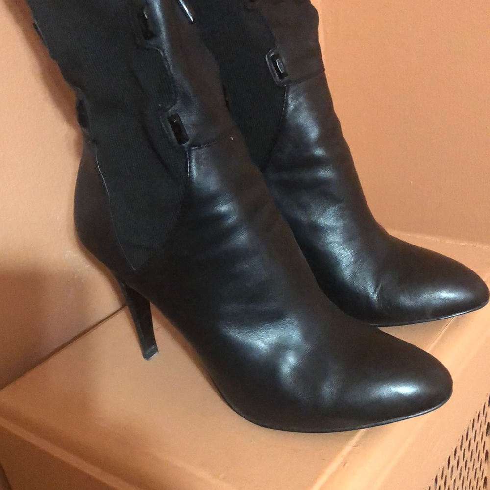 B Makowsky knee high boot